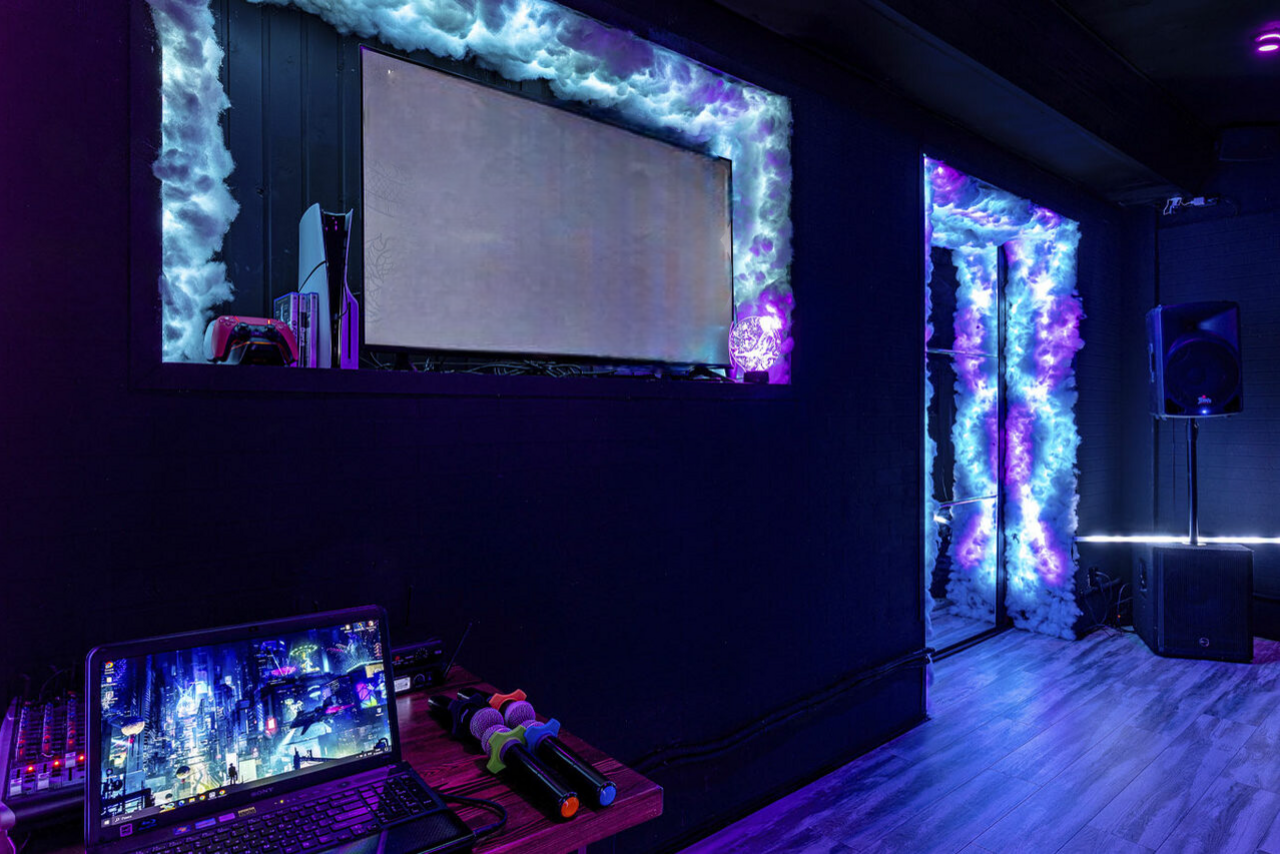 Арендовать LoftForParty (ЛофтФорПати). Японский киберпанк в неоновом стиле