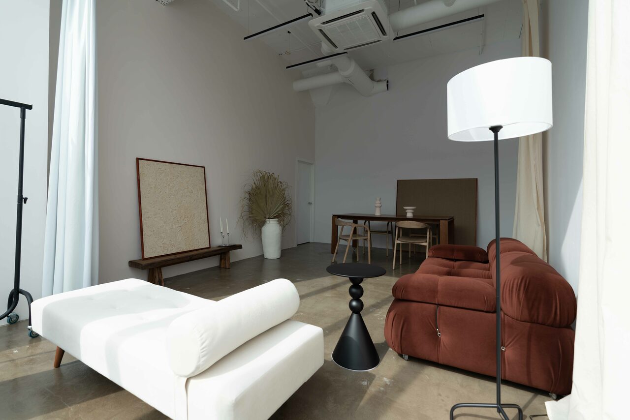 Арендовать Просторный зал в теплых тонах на Васильевском острове