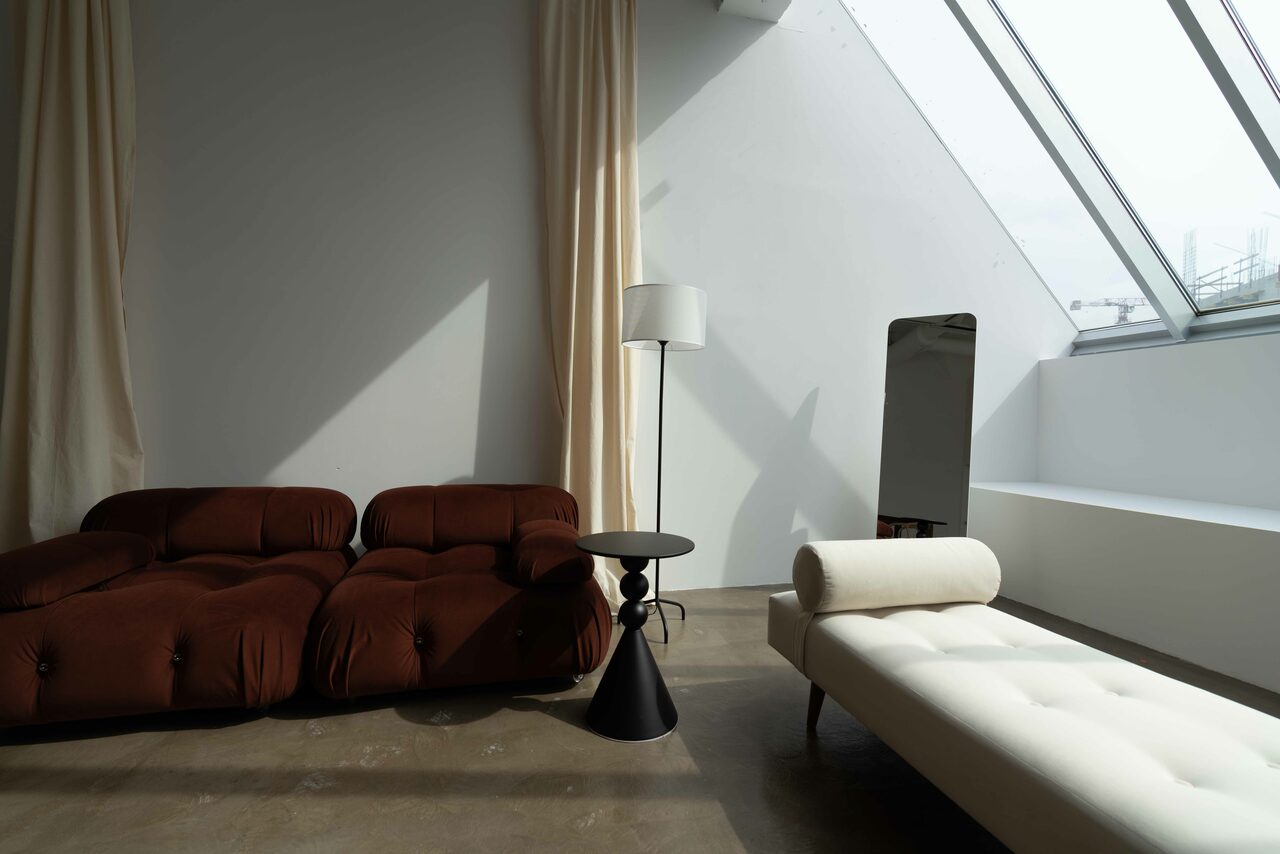 Арендовать Просторный зал в теплых тонах на Васильевском острове