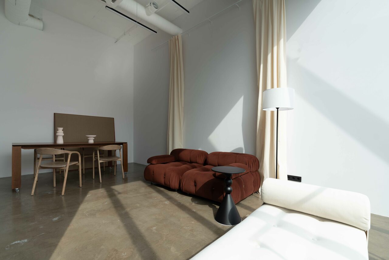 Арендовать Просторный зал в теплых тонах на Васильевском острове