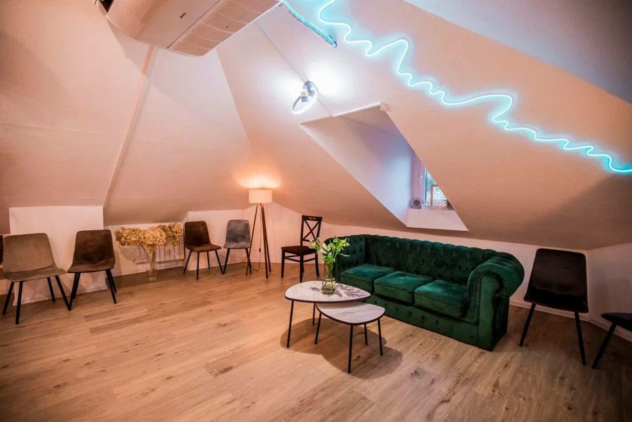 Арендовать Уютный лофт-зал с проектором