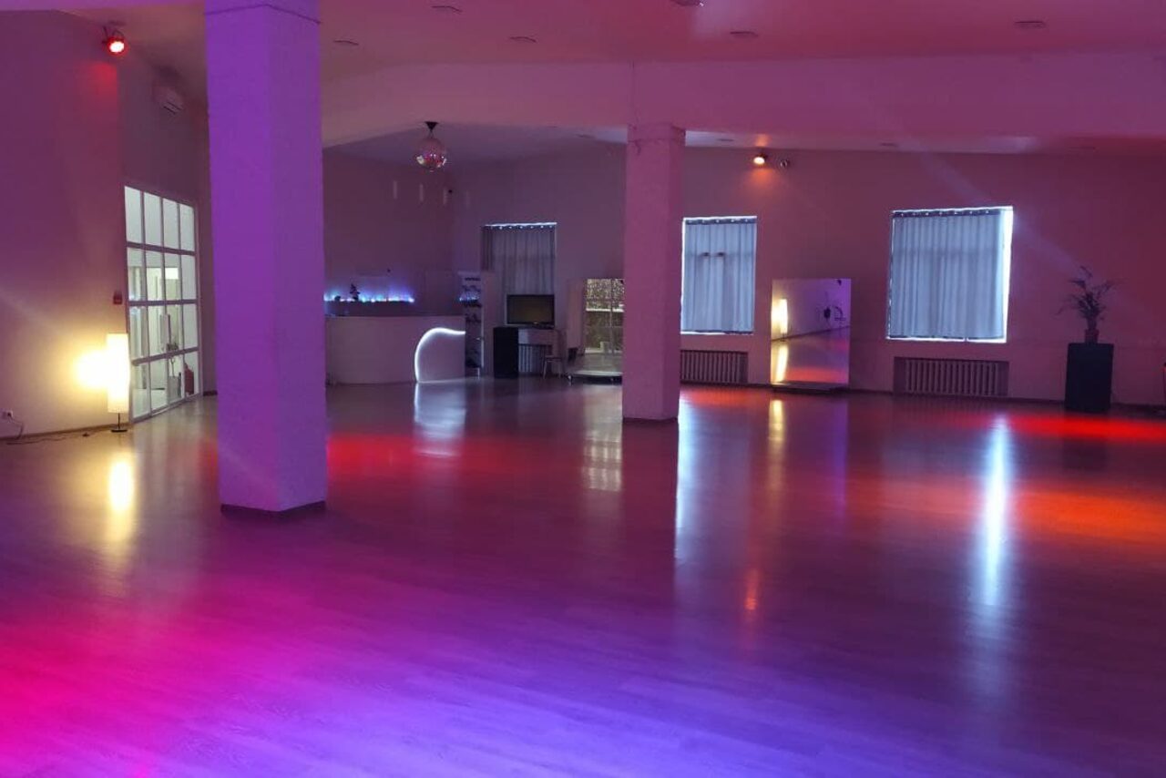 Арендовать Танцевальный зал с колоннами 