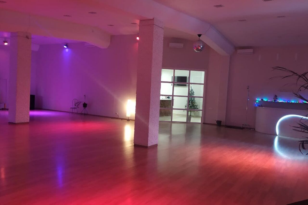 Арендовать Танцевальный зал с колоннами 