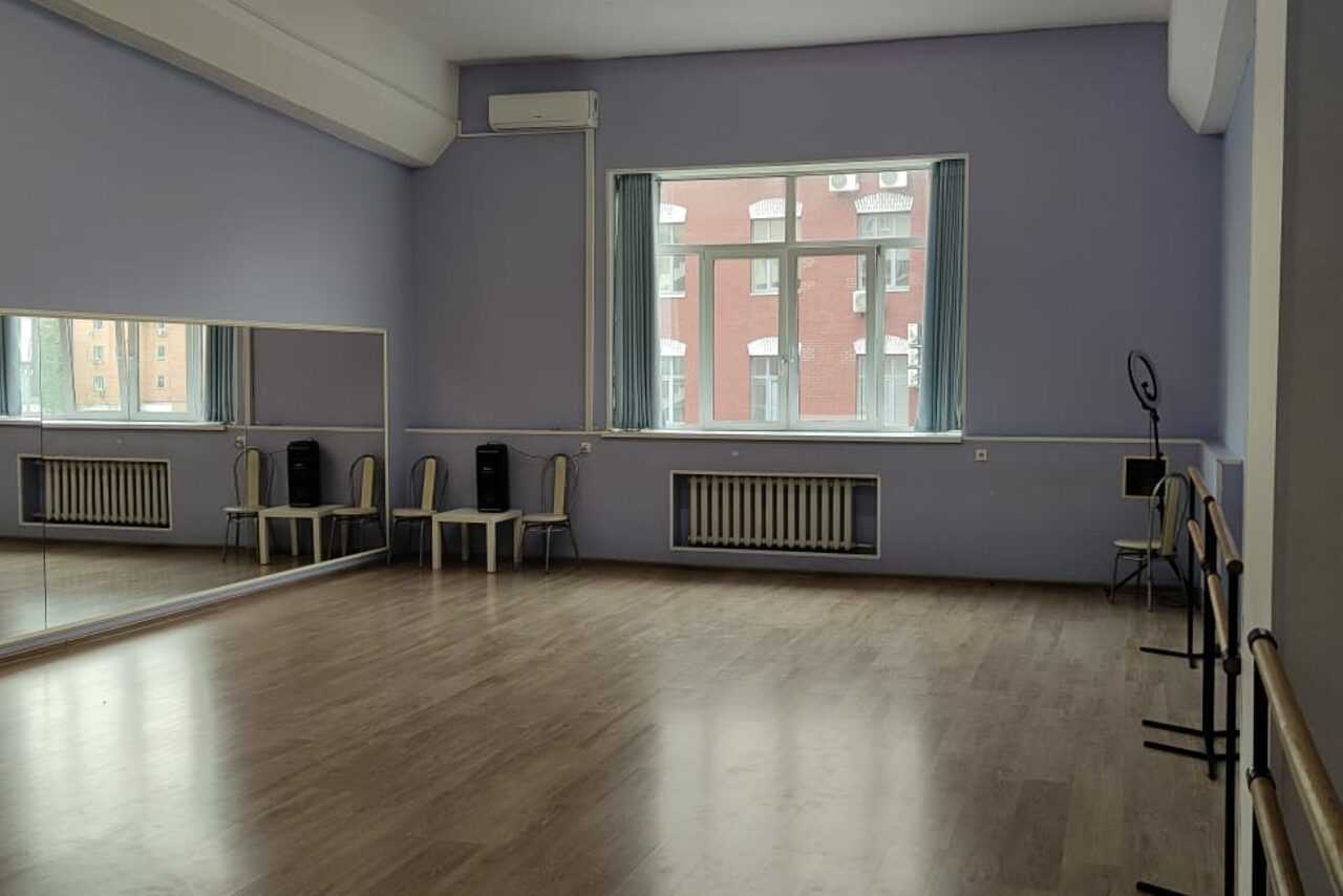 Арендовать Светлый танцевальный зал на 30 человек