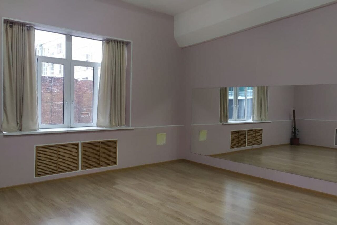 Арендовать Светлый танцевальный зал на 15 человек