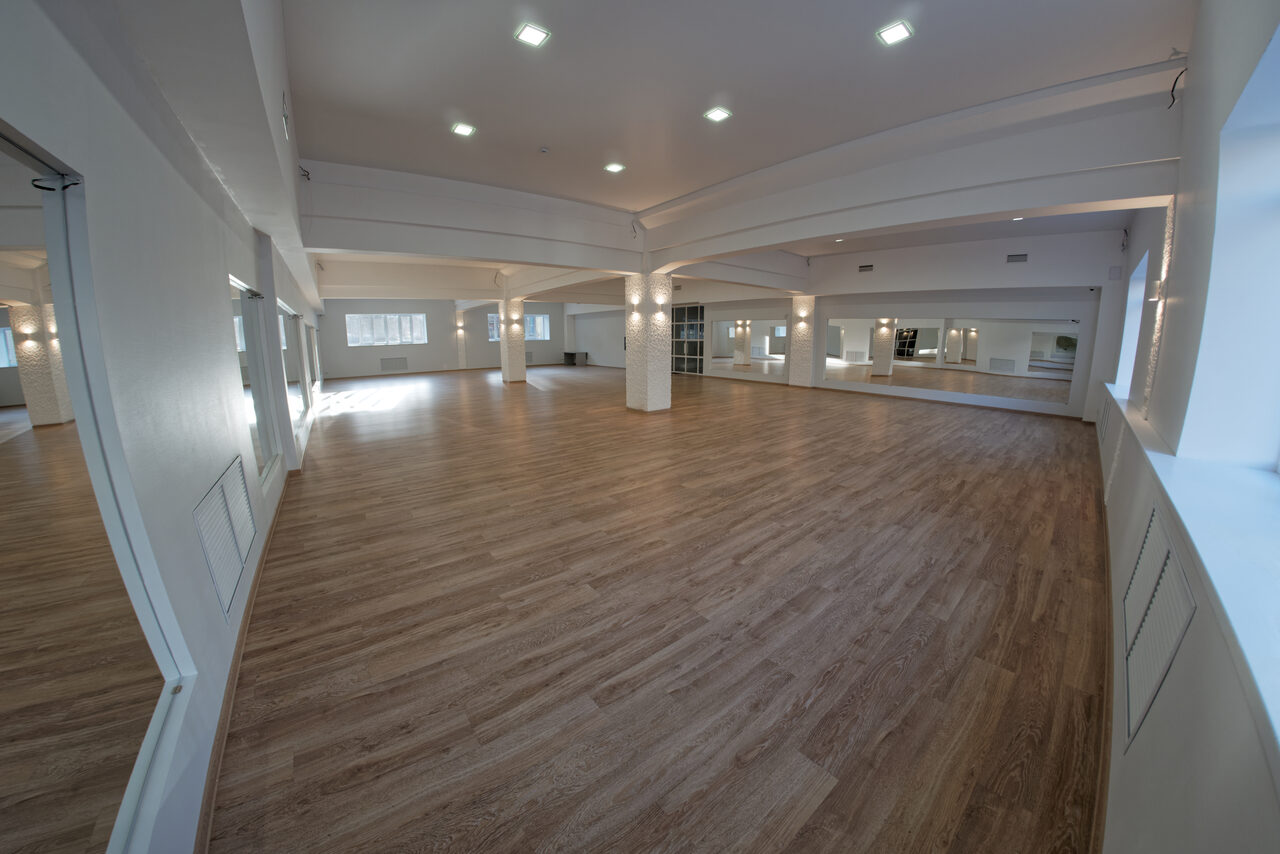 Арендовать Светлый танцевальный зал на 100 человек