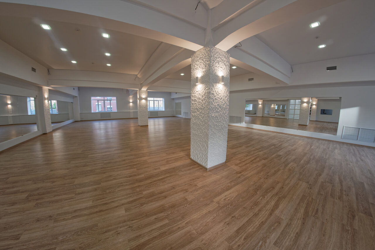 Арендовать Светлый танцевальный зал на 100 человек