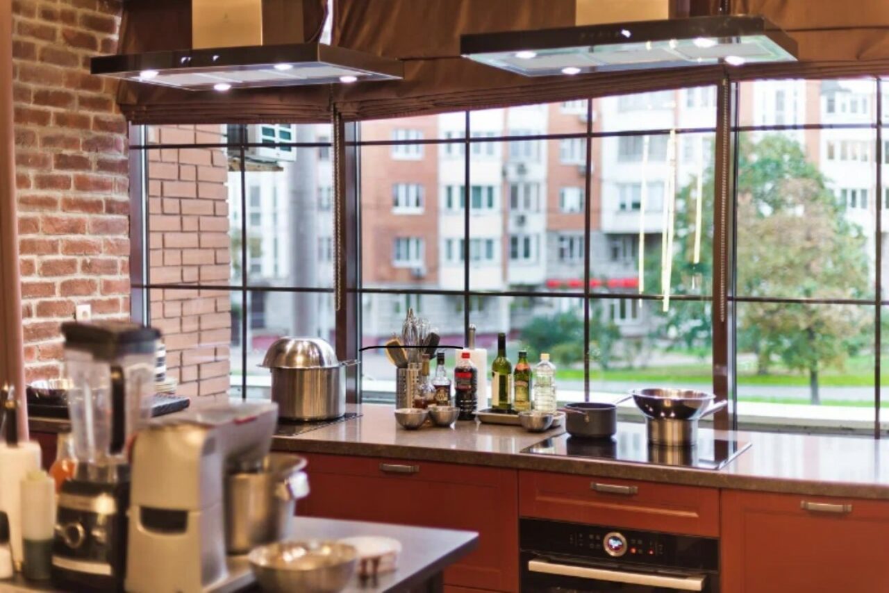 Арендовать Лофт с кухней, панорамными окнами и верандой