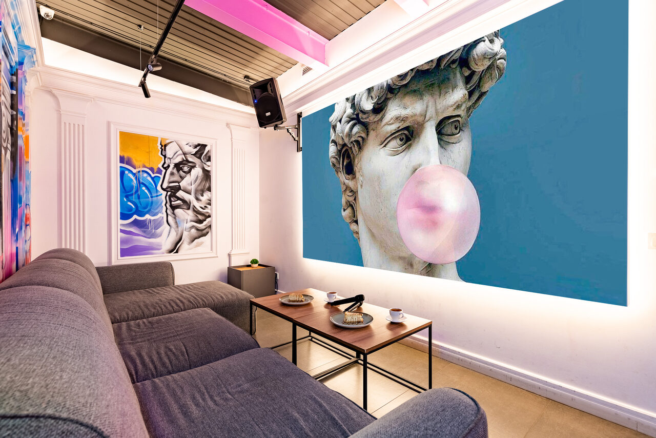 Арендовать Яркий лофт-зал с граффити 