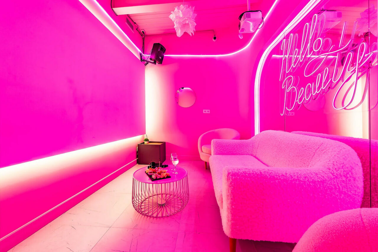 Арендовать Стильный лофт-зал в розовом цвете