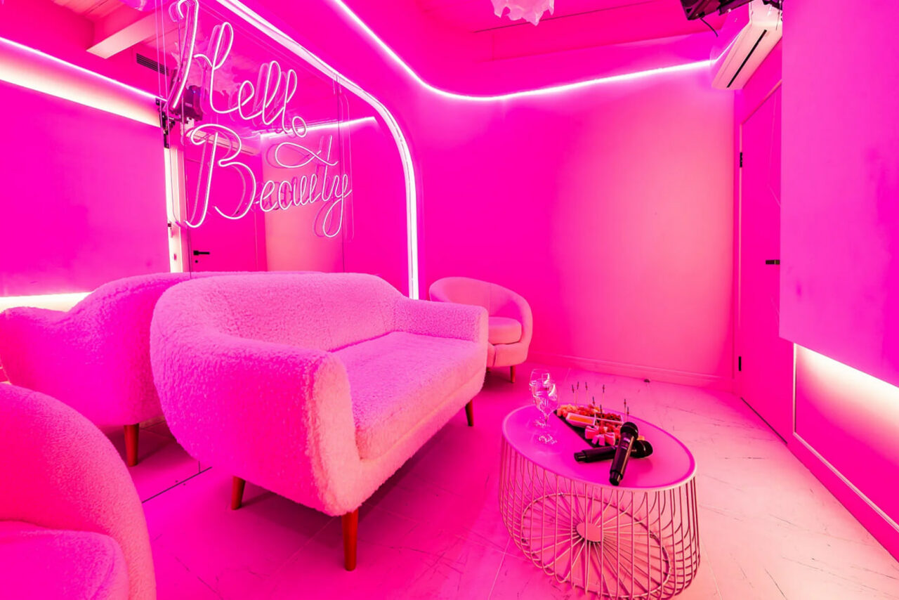 Арендовать Стильный лофт-зал в розовом цвете