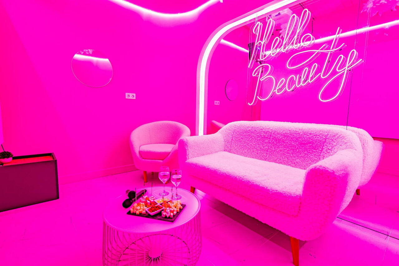 Арендовать Стильный лофт-зал в розовом цвете