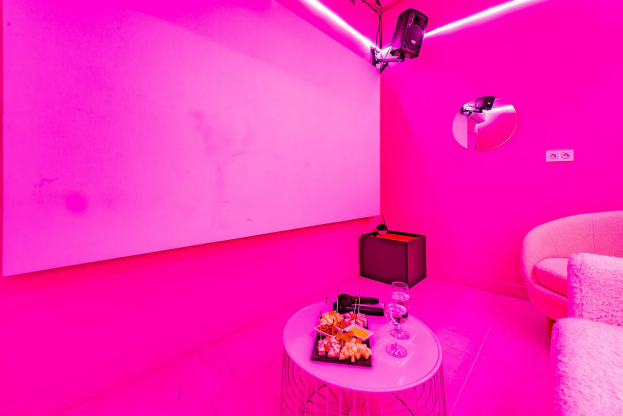 Арендовать Стильный лофт-зал в розовом цвете
