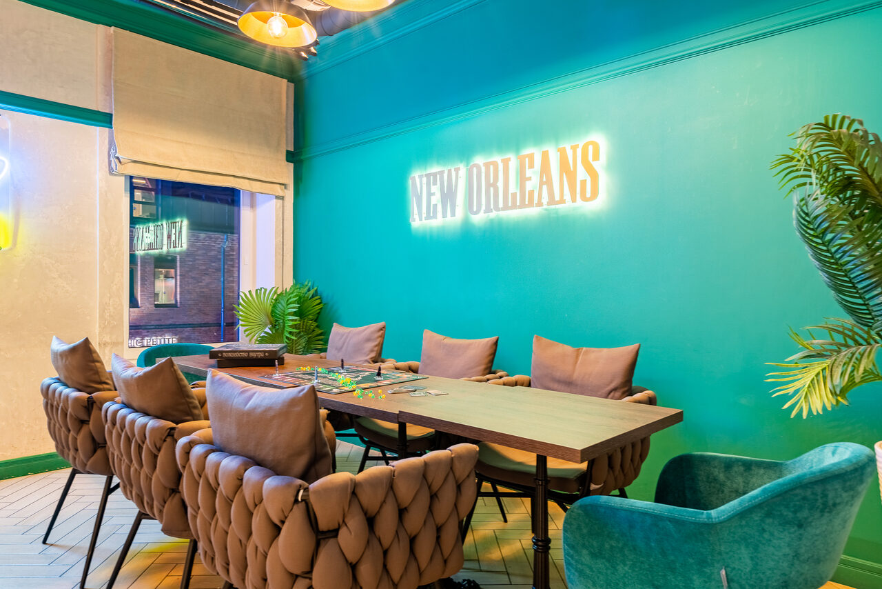 Арендовать Лофт-зал с неоновой вывеской