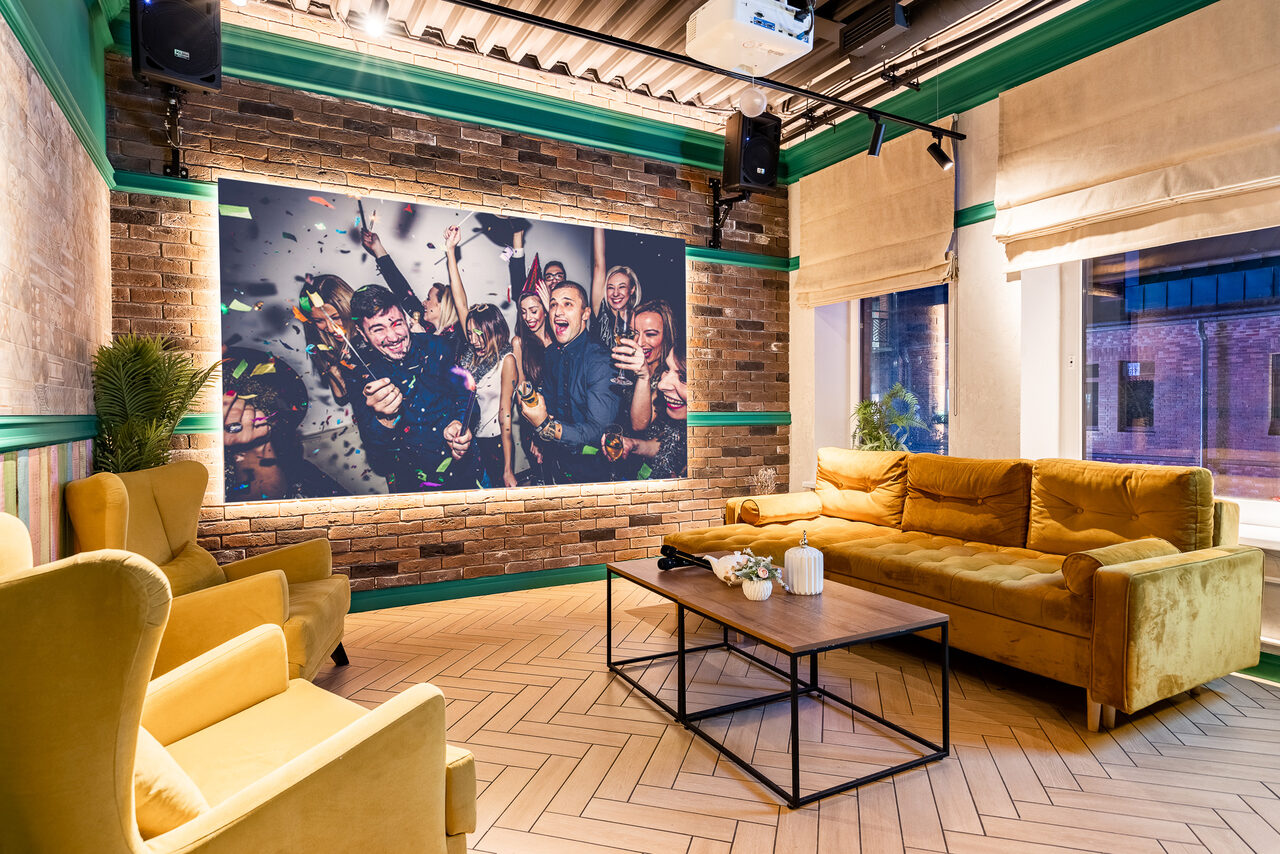 Арендовать Лофт-зал с неоновой вывеской