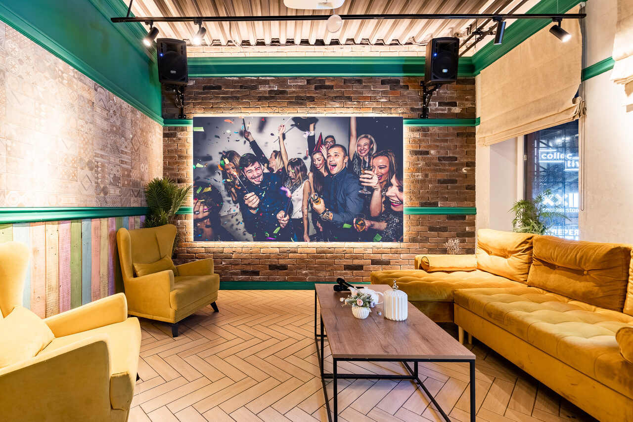 Арендовать Лофт-зал с неоновой вывеской