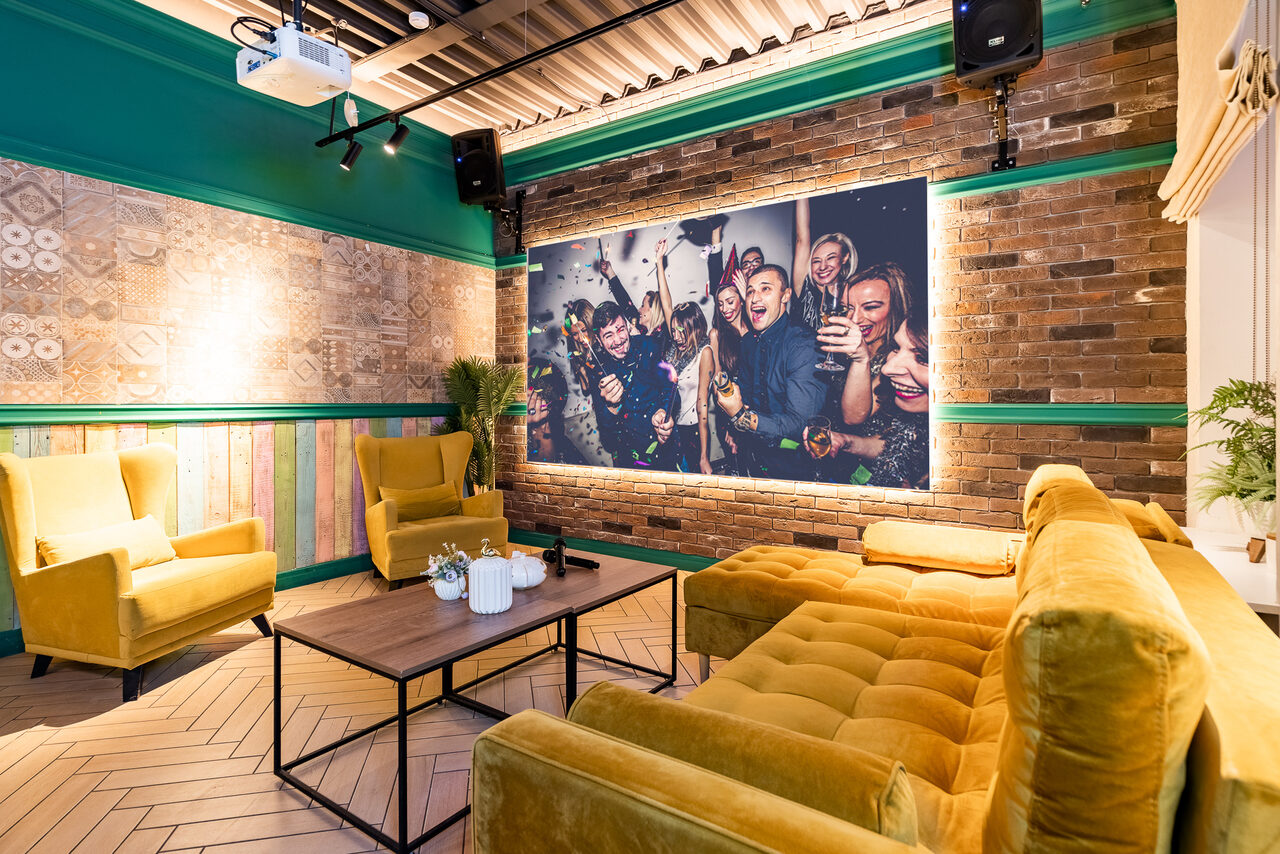 Арендовать Лофт-зал с неоновой вывеской