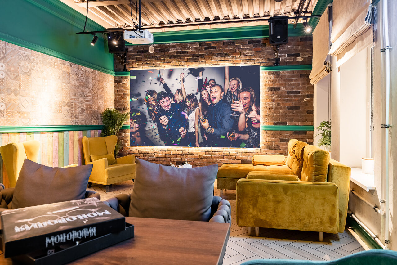 Арендовать Лофт-зал с неоновой вывеской