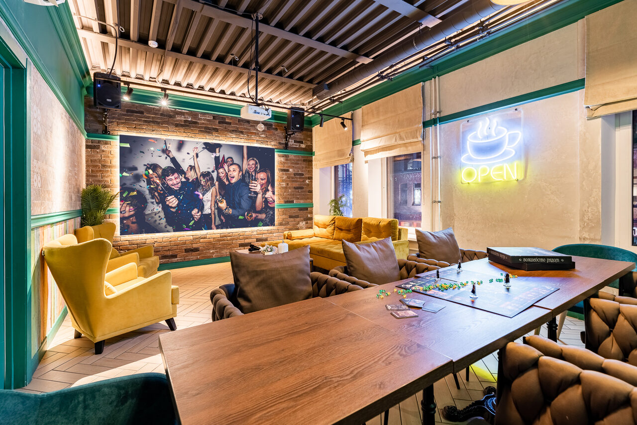 Арендовать Лофт-зал с неоновой вывеской
