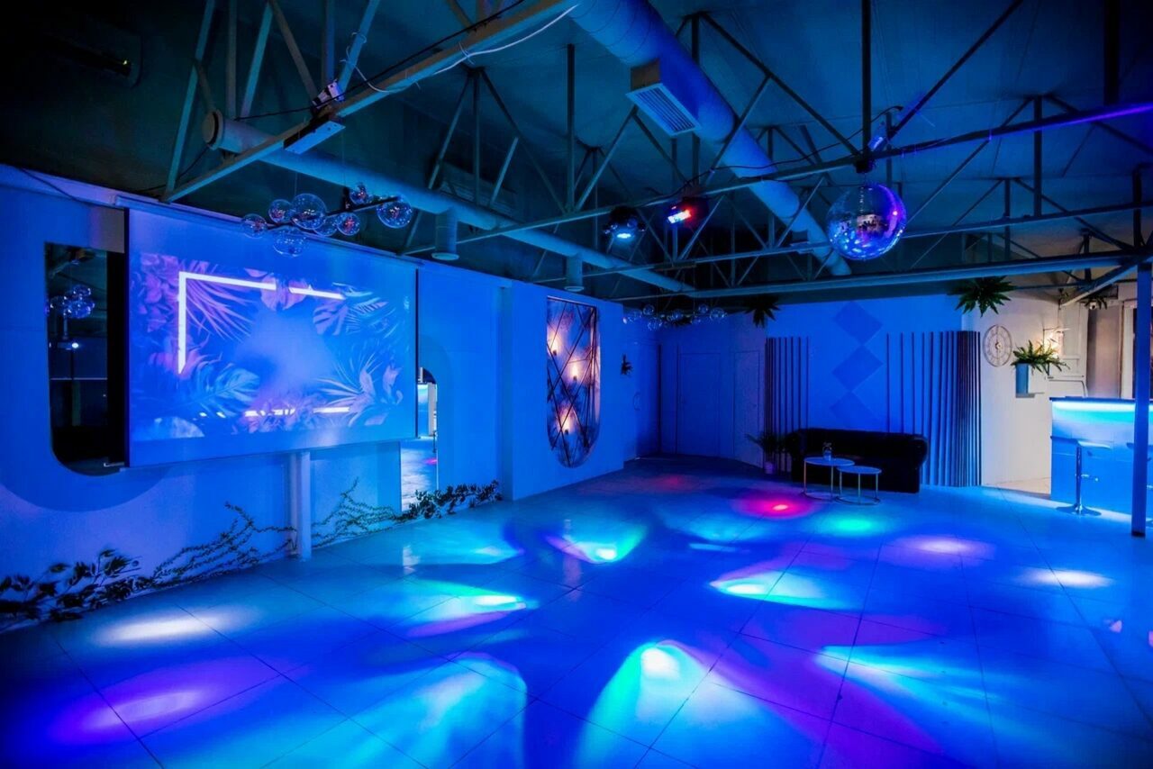 Арендовать Просторный белый лофт с высокими потолками