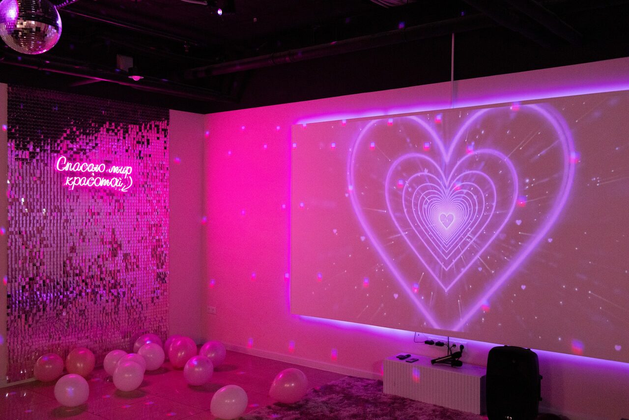 Арендовать Розовый лофт-зал для вечеринок