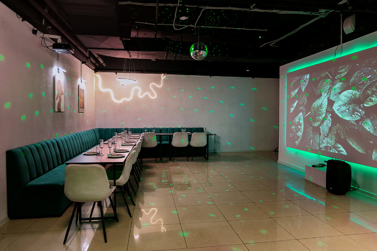 Арендовать Просторный лофт-зал в зелёных цветах