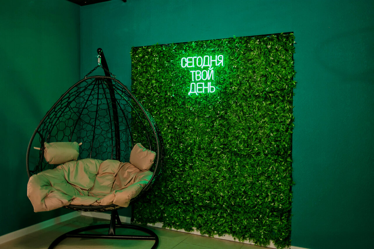 Арендовать Просторный лофт-зал в зелёных цветах