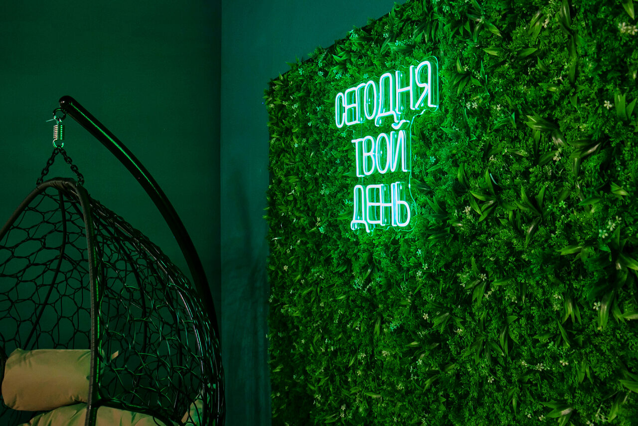 Арендовать Просторный лофт-зал в зелёных цветах