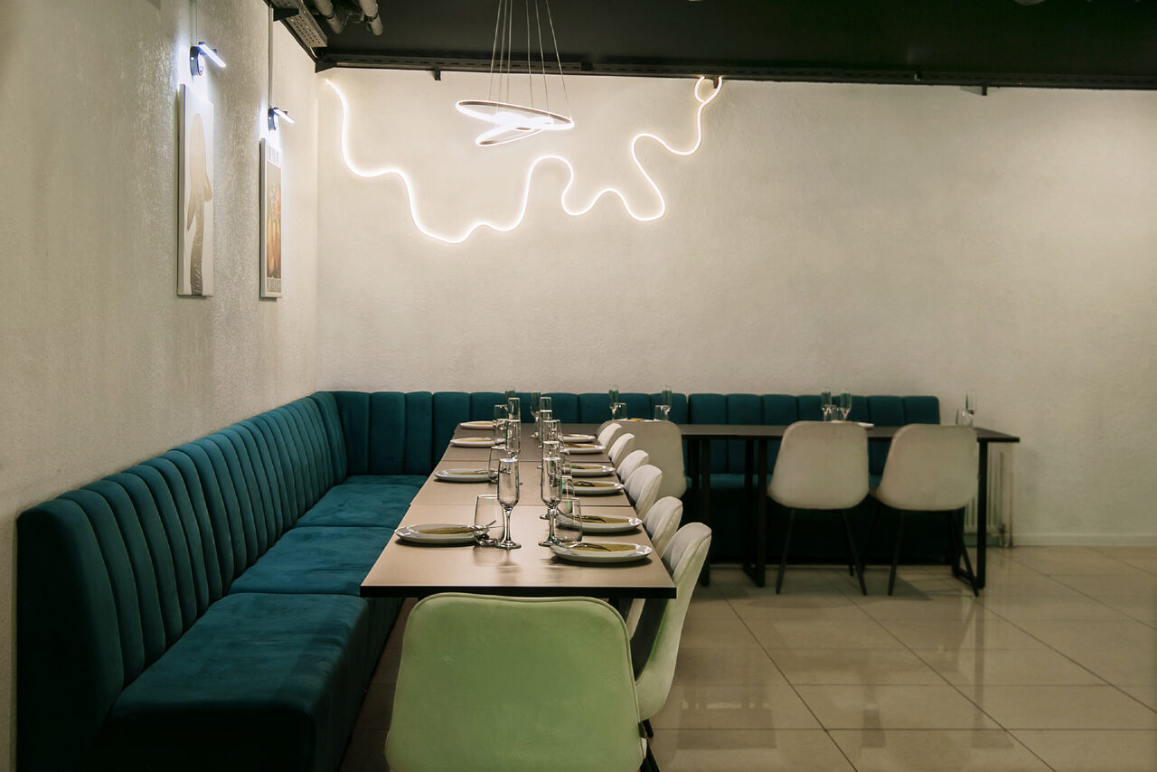 Арендовать Просторный лофт-зал в зелёных цветах