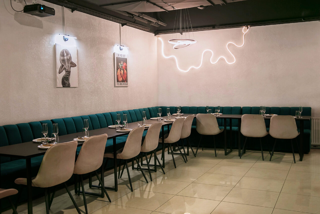 Арендовать Просторный лофт-зал в зелёных цветах