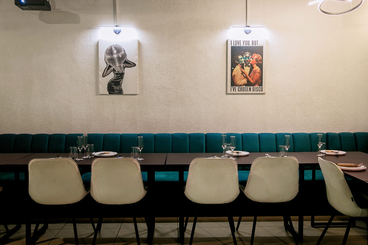 Арендовать Просторный лофт-зал в зелёных цветах