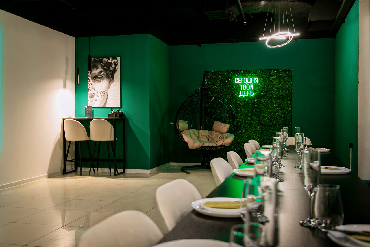 Арендовать Просторный лофт-зал в зелёных цветах