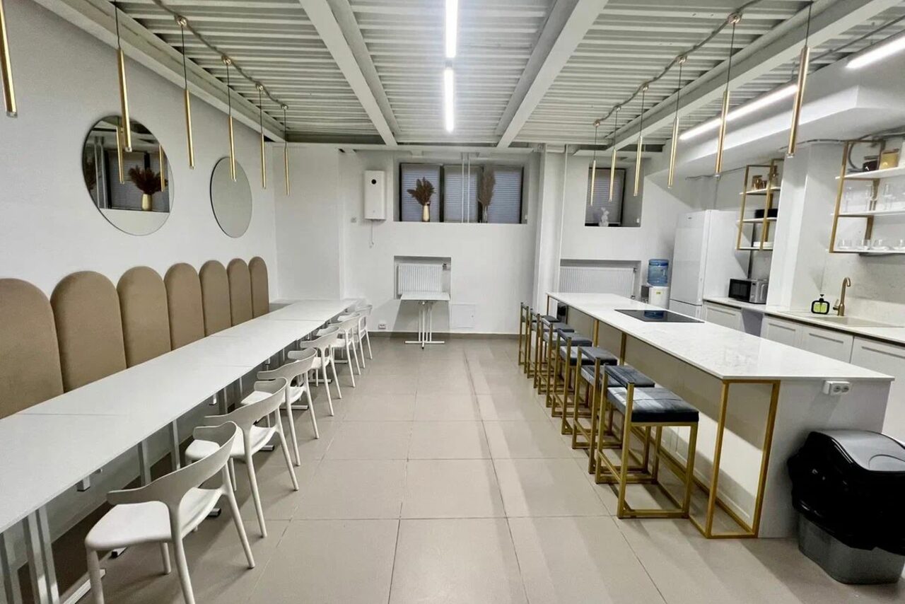 Арендовать Светлый лофт с кухней