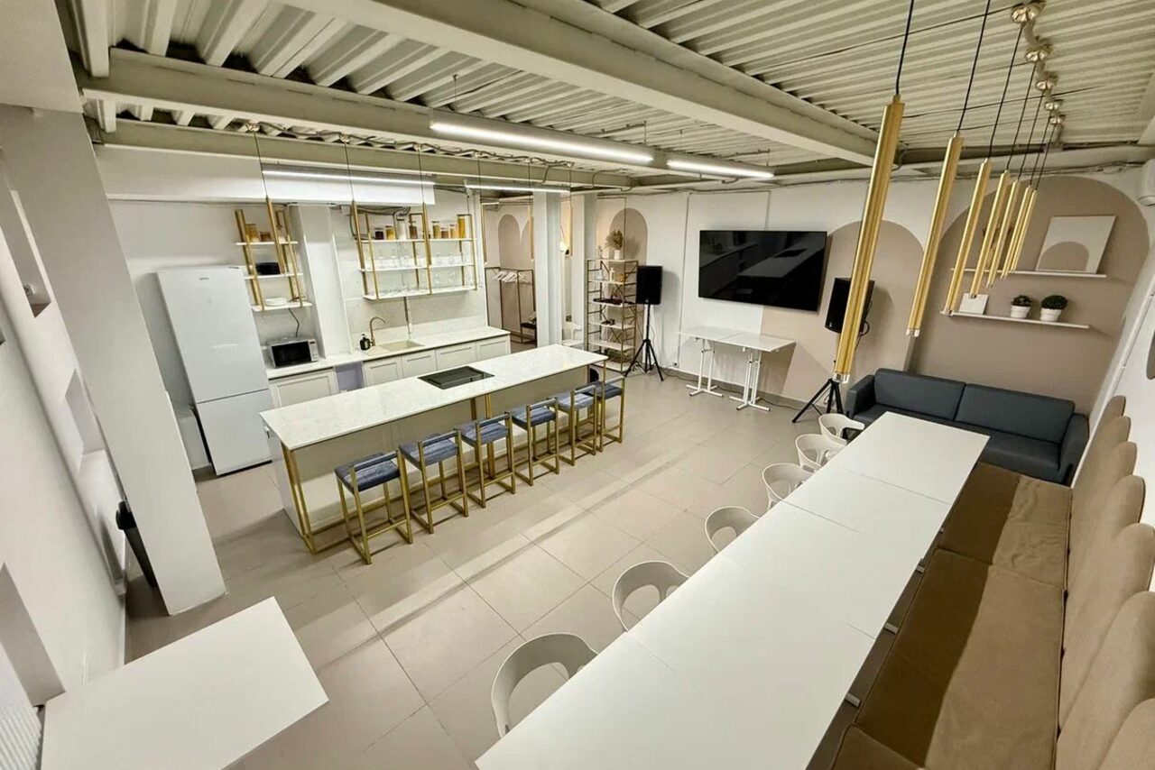 Арендовать Светлый лофт с кухней