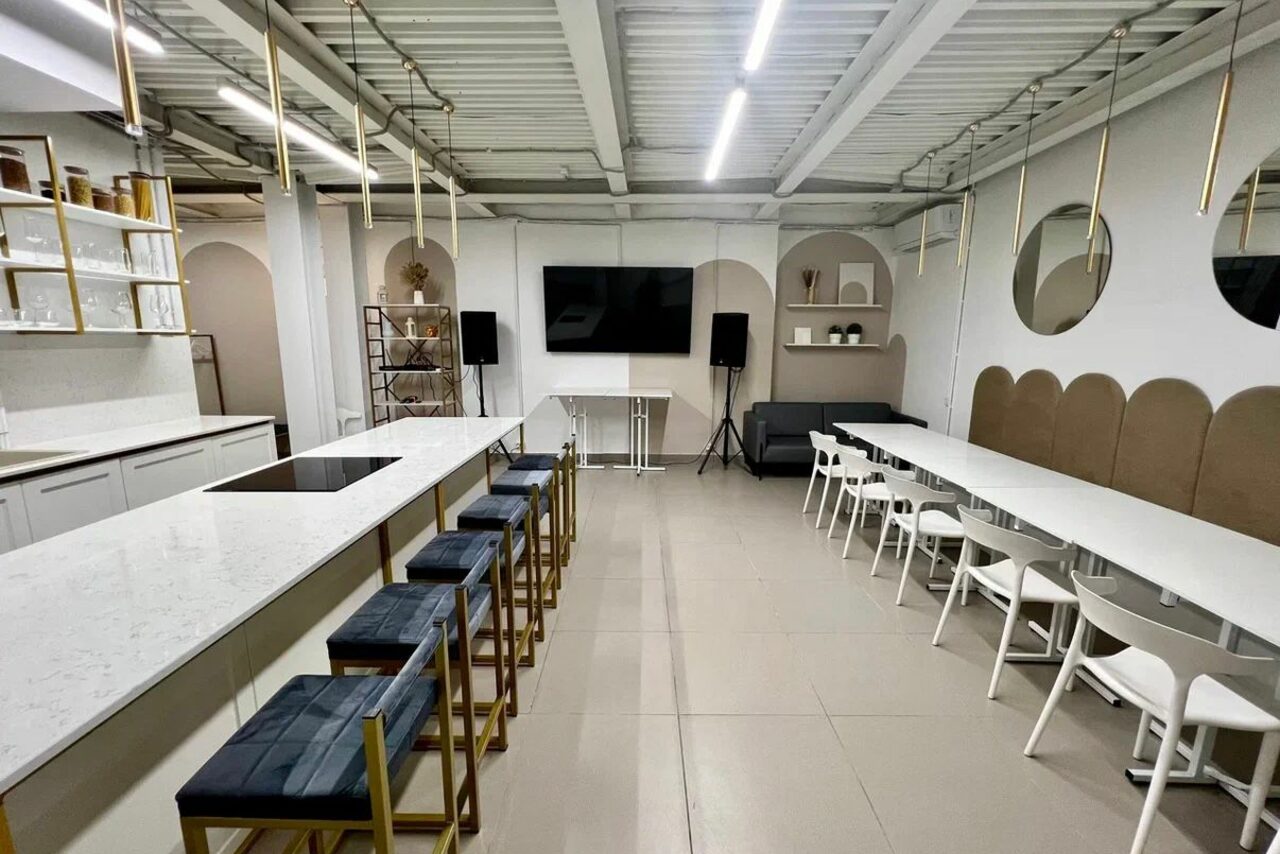 Арендовать Светлый лофт с кухней