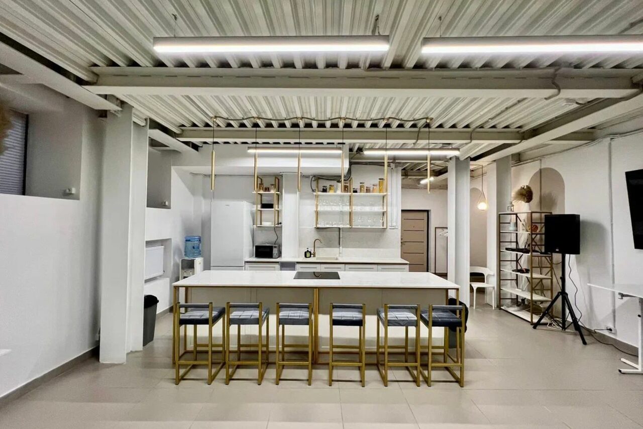 Арендовать Светлый лофт с кухней