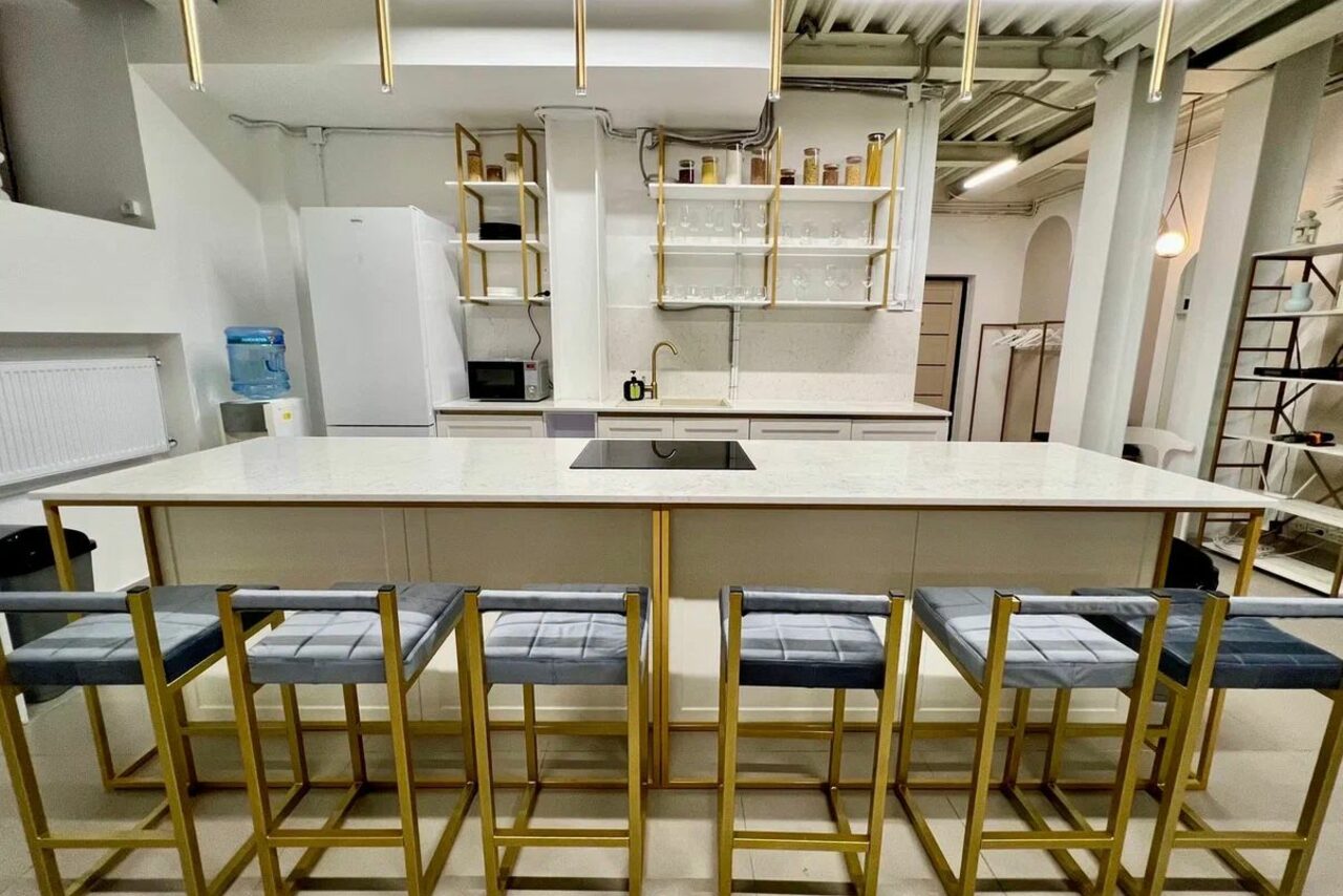 Арендовать Светлый лофт с кухней