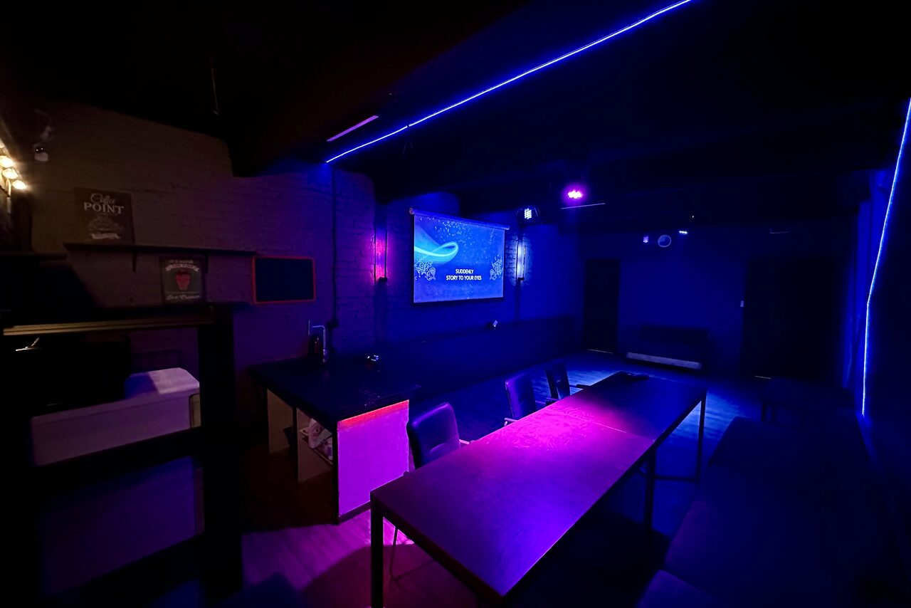 Арендовать Неоновый лофт-зал с большим экраном