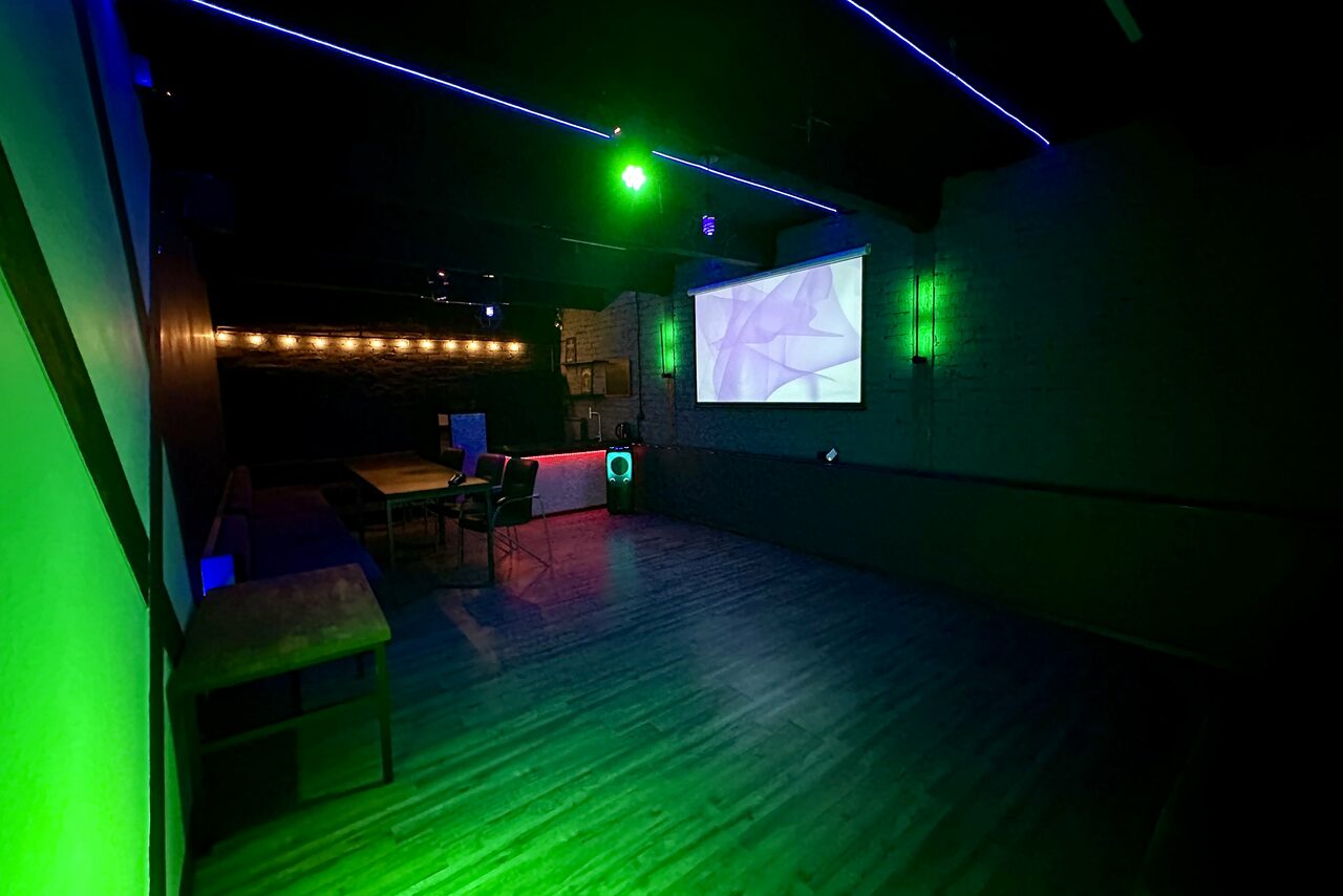 Арендовать Неоновый лофт-зал с большим экраном