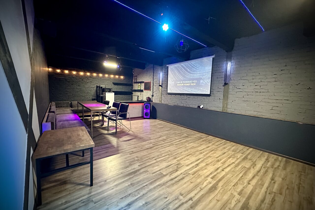 Арендовать Неоновый лофт-зал с большим экраном