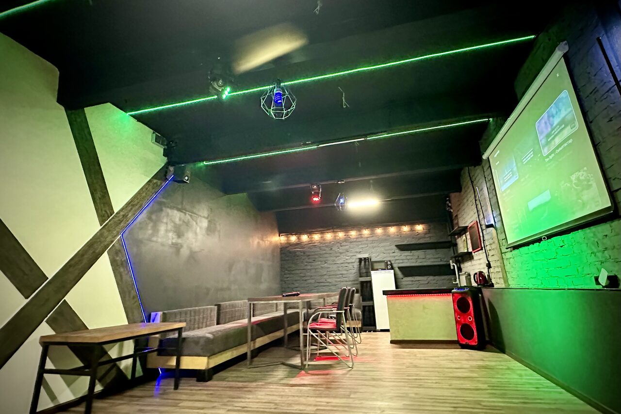 Арендовать Неоновый лофт-зал с большим экраном