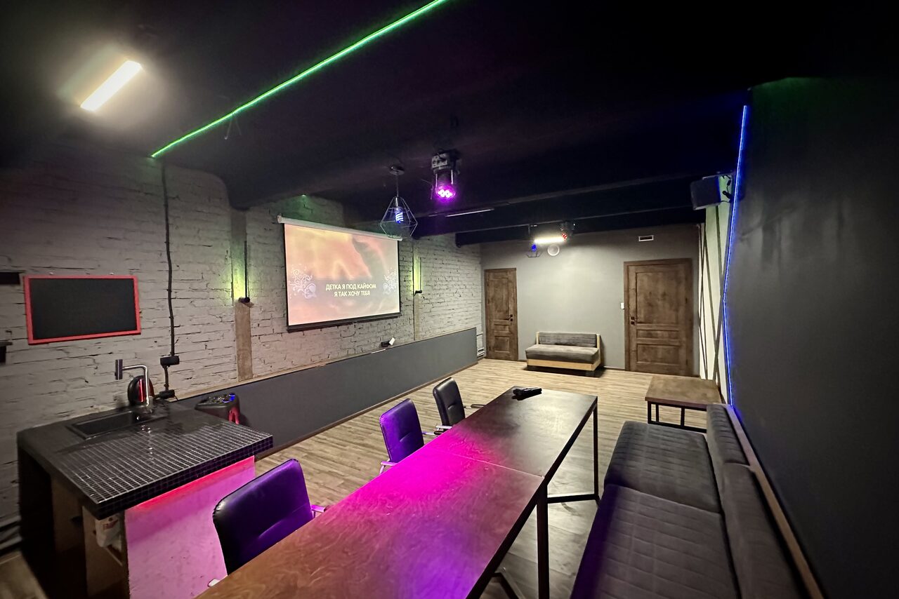 Арендовать Неоновый лофт-зал с большим экраном