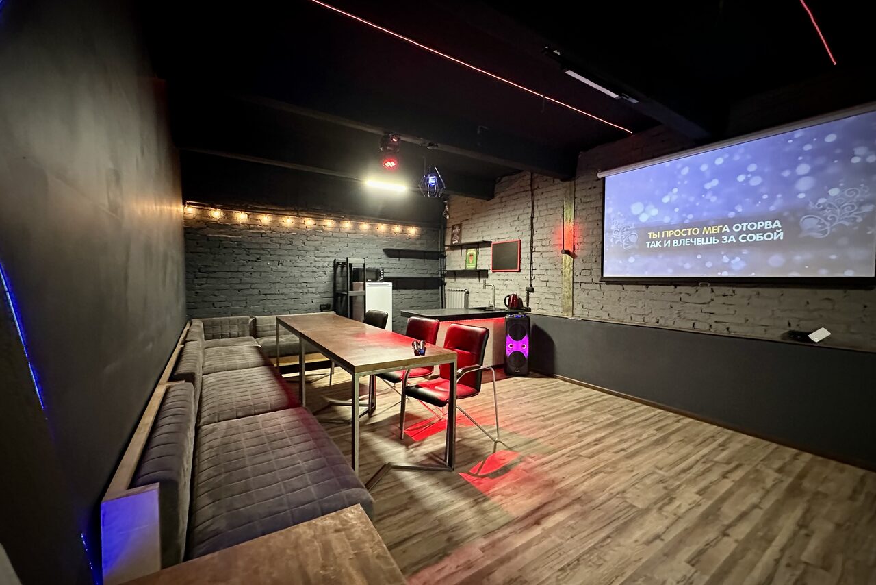 Арендовать Неоновый лофт-зал с большим экраном
