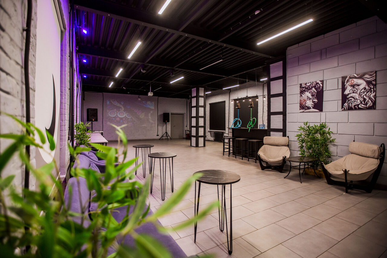 Арендовать Лофт Дельта. Большой лофт со сценой, караоке, активностями