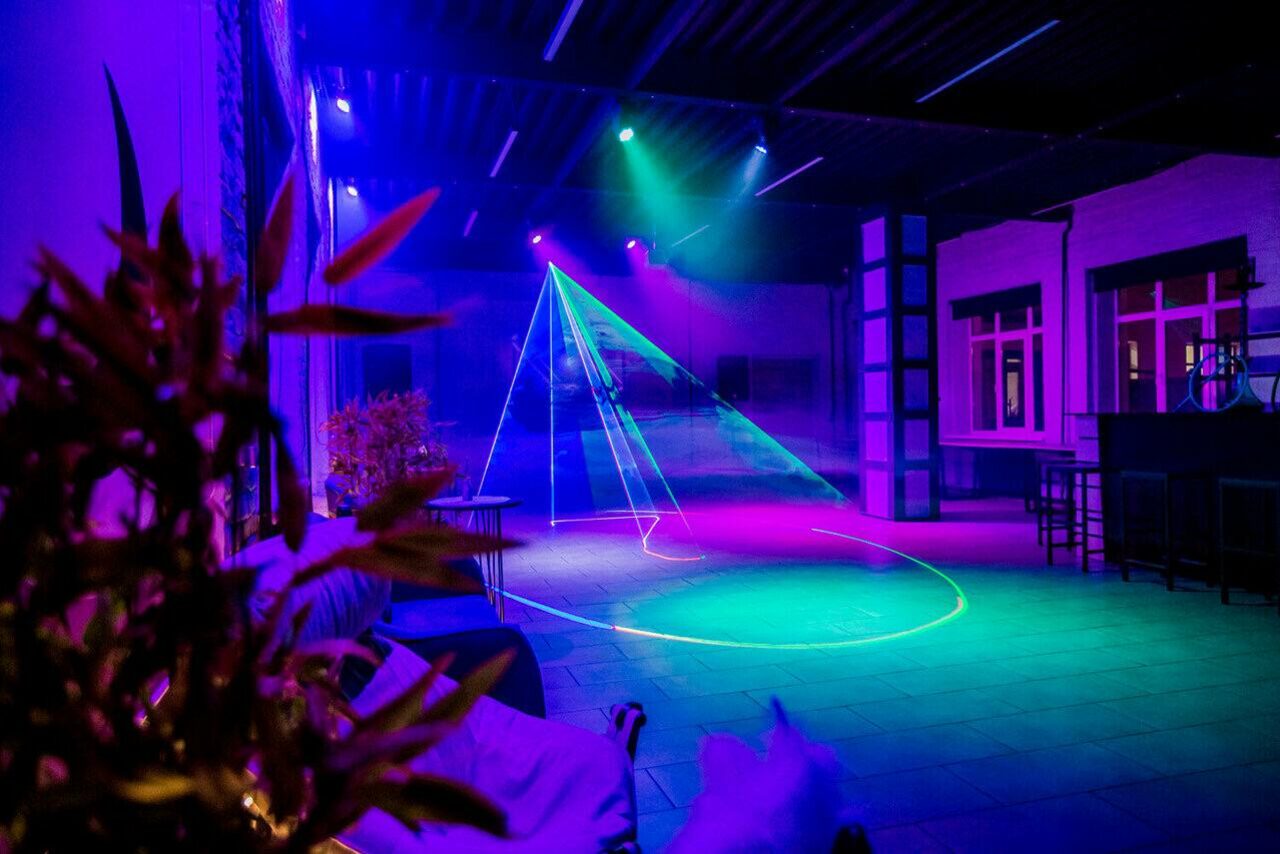 Арендовать Лофт Дельта. Большой лофт со сценой, караоке, активностями