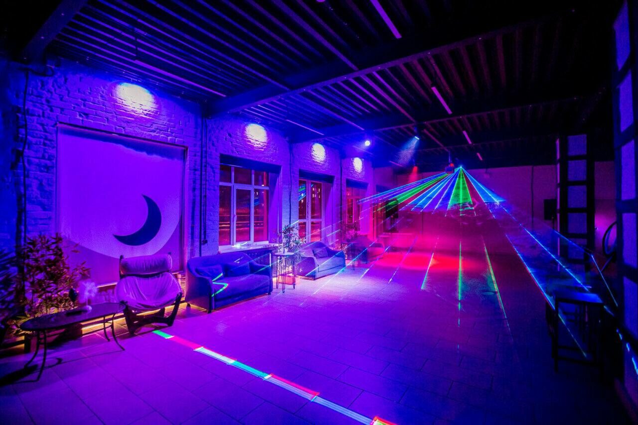 Арендовать Лофт Дельта. Большой лофт со сценой, караоке, активностями