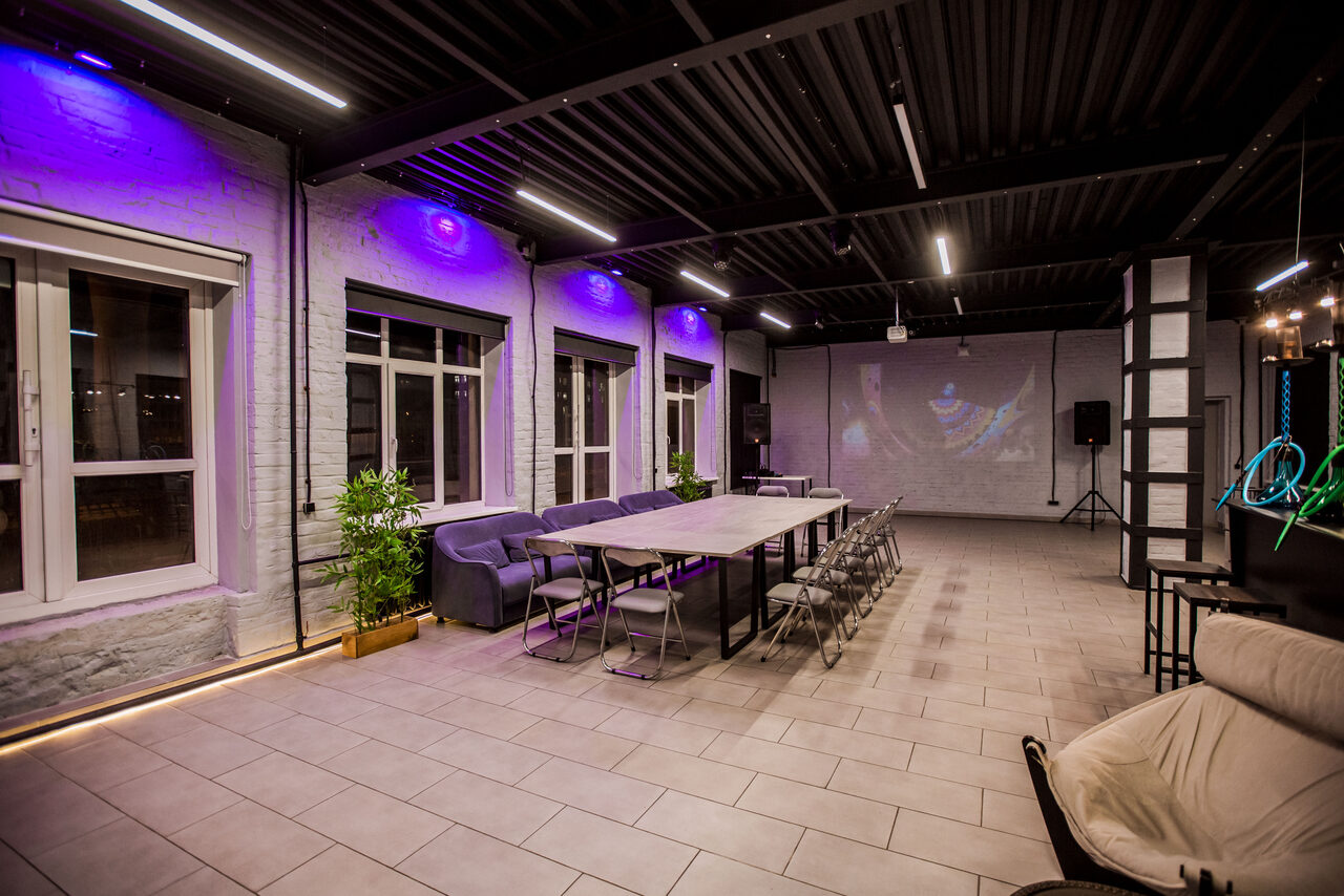 Арендовать Лофт Дельта. Большой лофт со сценой, караоке, активностями