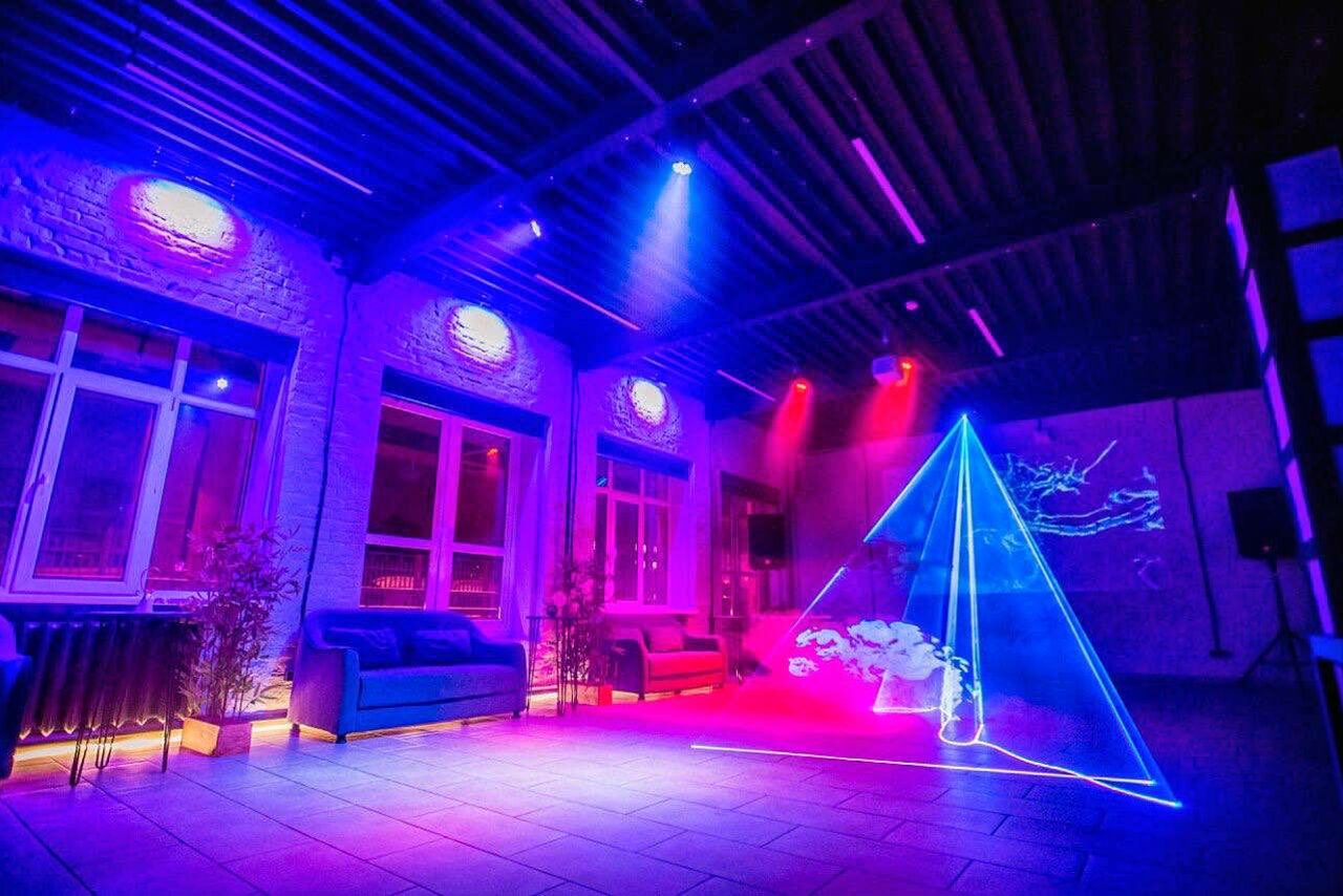 Арендовать Лофт Дельта. Большой лофт со сценой, караоке, активностями