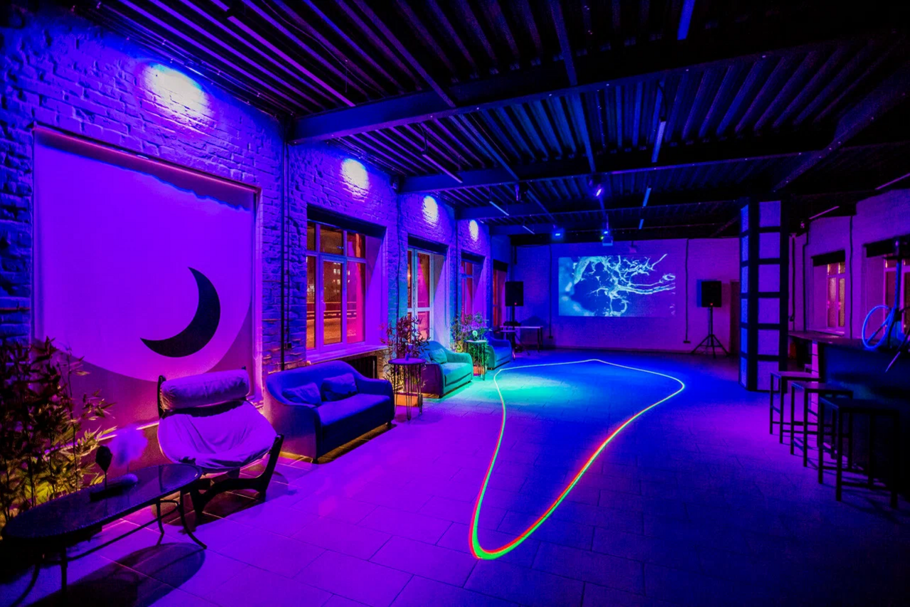 Арендовать Лофт Дельта. Большой лофт со сценой, караоке, активностями