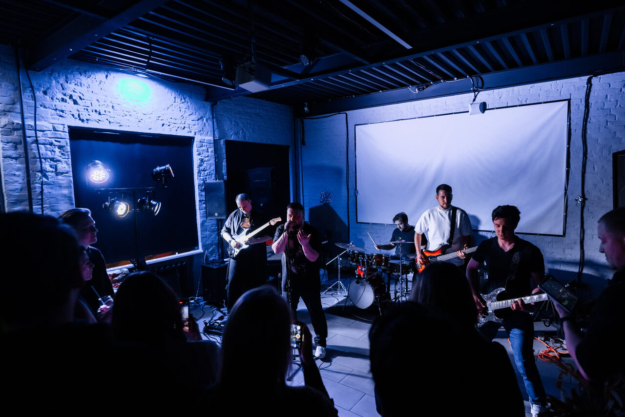 Арендовать Лофт Дельта. Большой лофт со сценой, караоке, активностями